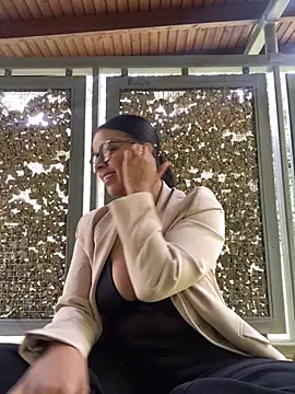 trianawhite online show from April 15, 4:18 pm