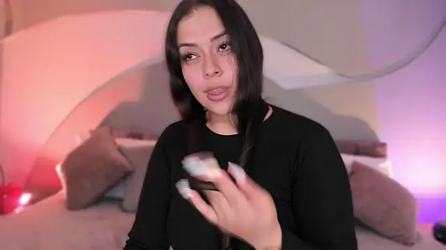 Nicolle W online show from February 5, 12:30 pm