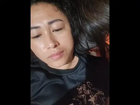 Ugly Filipina online show from March 8, 7:40 pm