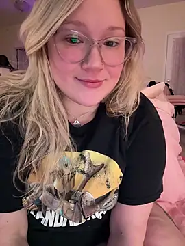 PiggyRose online show from March 19, 12:15 am