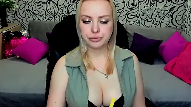 Hotdreamhere online show from September 17, 10:35 am