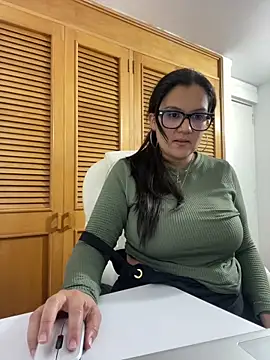 Snapshot of SWEETLILY18 chatting on October 1, 9:53 pm SWEETLILY18 online show from October 1, 9:53 pm