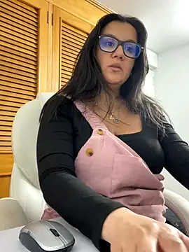 Snapshot of SWEETLILY18 chatting on October 7, 10:47 pm SWEETLILY18 online show from October 7, 10:47 pm