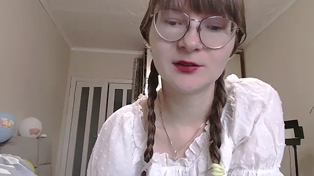 Snapshot of KiraGoldens chatting on September 22, 6:34 am KiraGoldens online show from September 22, 6:34 am