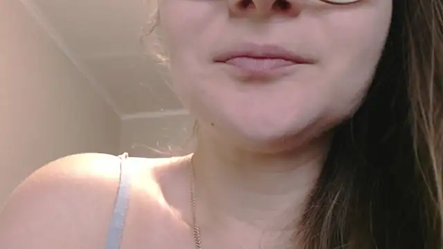 Snapshot of KiraGoldens chatting on September 11, 6:36 am KiraGoldens online show from September 11, 6:36 am