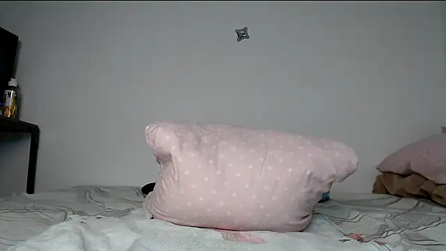 Snapshot of karolgirl-1 chatting on September 27, 10:44 am karolgirl-1 online show from September 27, 10:44 am