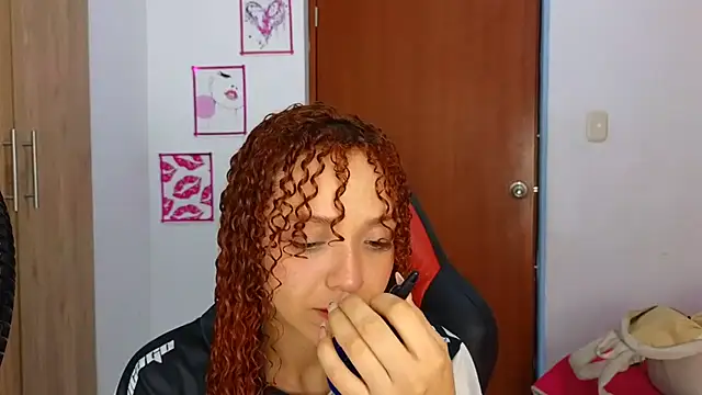 Snapshot of SexyLeilaa chatting on September 30, 1:44 am SexyLeilaa online show from September 30, 1:44 am