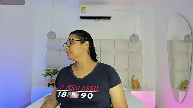 DanielleEvans  online show from October 25, 11:29 am