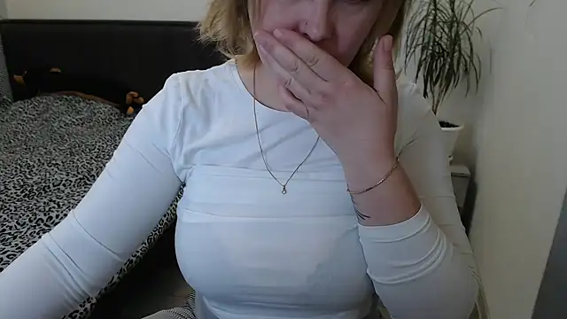 leeilawow online show from April 19, 5:51 am