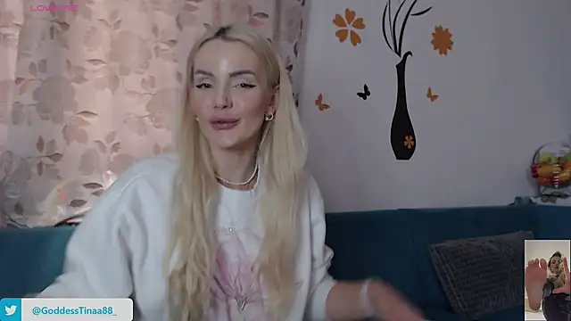 Snapshot of Goddess_Tina chatting on October 5, 1:49 pm Goddess Tina online show from October 5, 1:49 pm