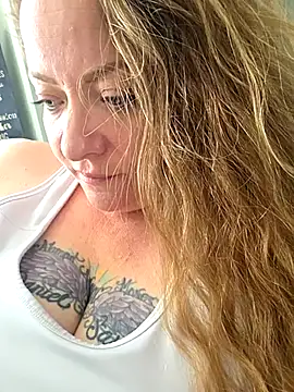 julimonroe online show from April 7, 4:09 pm