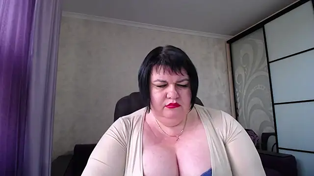 Snapshot of JuicyLady_Di chatting on October 17, 12:41 pm JuicyLady Di online show from October 17, 12:41 pm