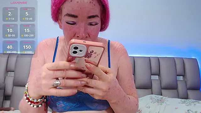 Kittywhiteass online show from November 30, 8:07 am