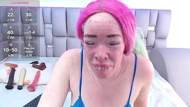 Kittywhiteass online show from December 13, 8:04 pm