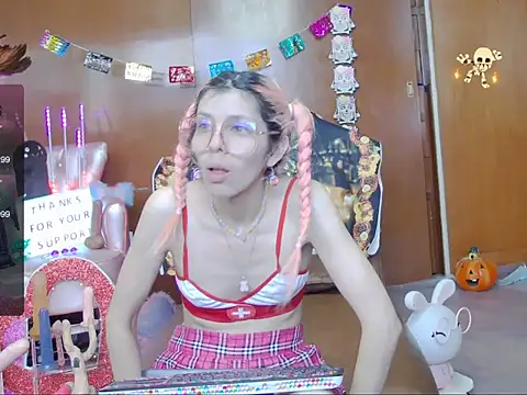 Skinygirl online show from November 1, 8:02 pm