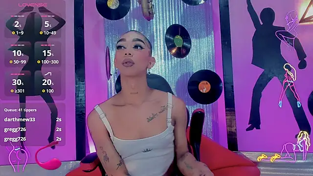 nickyminach  online show from October 31, 7:18 pm