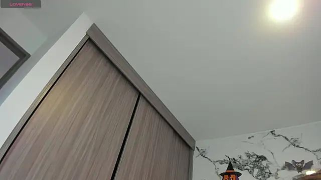 Annaross2 online show from November 1, 7:18 pm