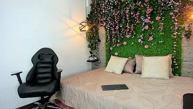 SarahDeyvis online show from December 2, 2:52 pm