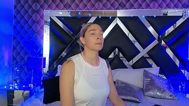 victoriaa lee  online show from April 16, 7:57 pm