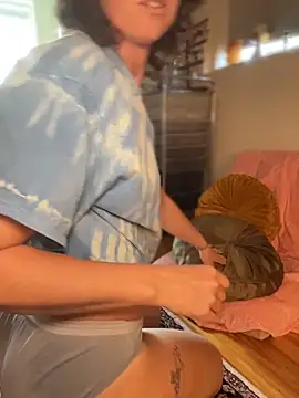 mossy kiss online show from April 5, 7:02 pm