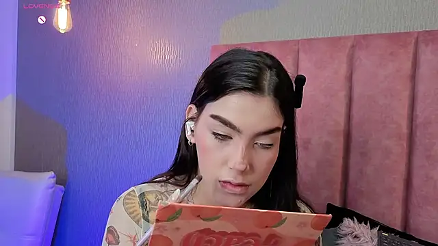 Alexa Thaylor  online show from February 6, 3:59 pm