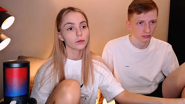 juliaanddima online show from October 31, 7:01 am