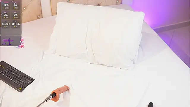 caroline adams  online show from February 13, 10:44 pm