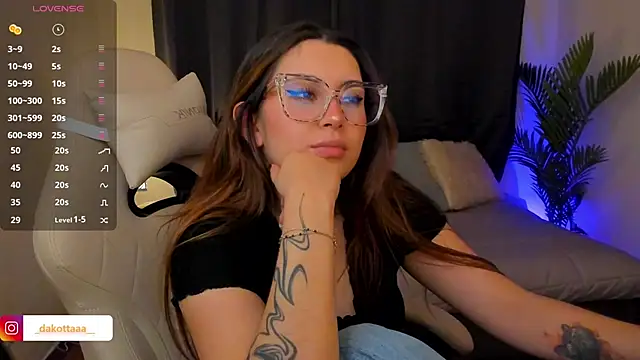 dakottaa  online show from December 4, 12:02 am