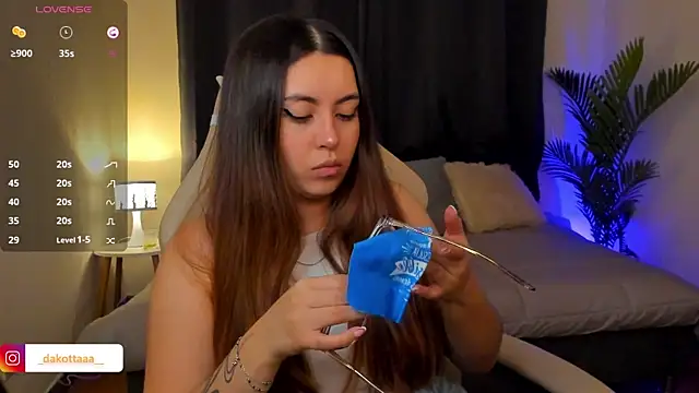 dakottaa  online show from December 17, 12:27 am