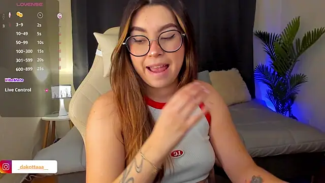 dakottaa  online show from October 27, 11:32 pm