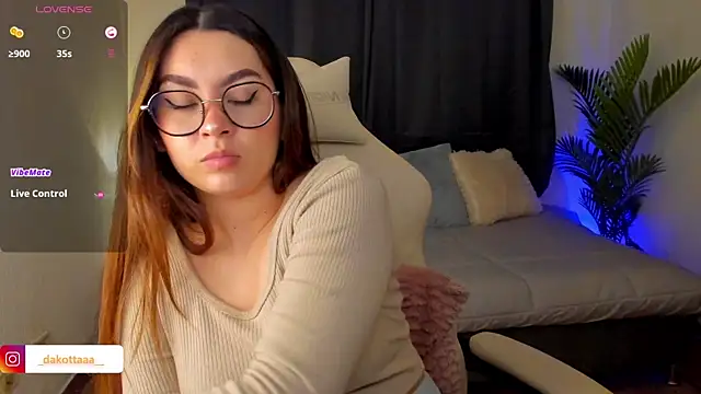 dakottaa  online show from October 21, 11:42 pm