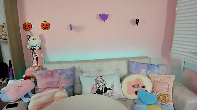 tinysara online show from October 1, 4:34 pm