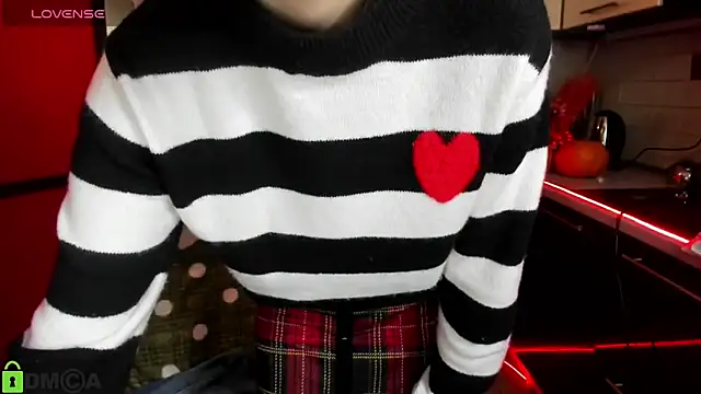 TayanaJons online show from October 2, 7:35 am