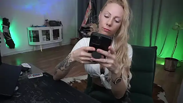 LaraPunkt online show from March 12, 9:12 am