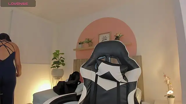 dominique25  online show from September 16, 3:25 am