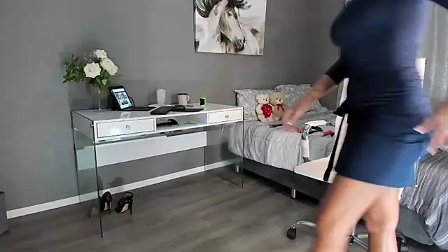 Hotbeebee online show from April 24, 12:24 am