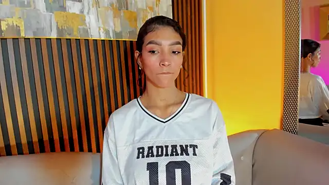 LauraAristizabal online show from March 25, 12:52 pm