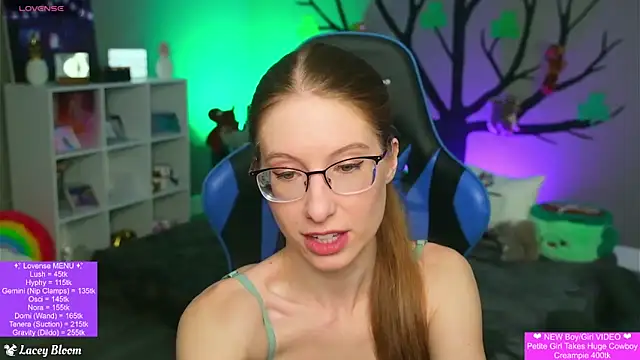 TheLaceyBloom online show from April 1, 1:17 am