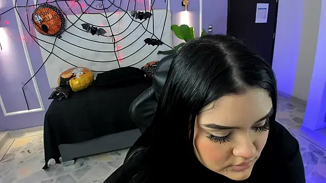 martinasaez online show from October 25, 8:37 pm