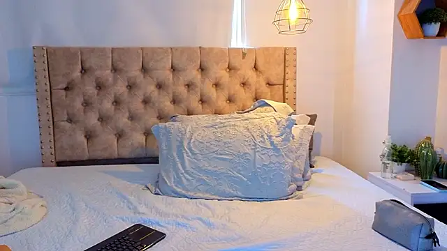 KeryHillson online show from February 19, 3:00 pm