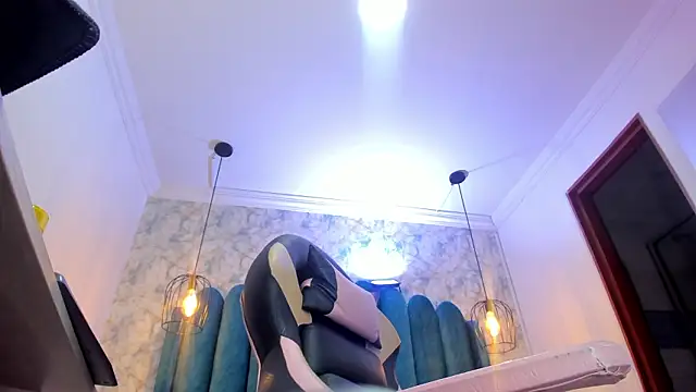 nalalye cruzz  online show from March 29, 9:19 am