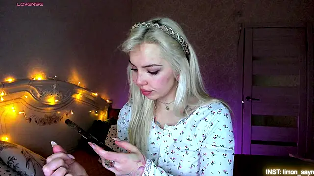 LillyMoure  online show from April 6, 12:10 am