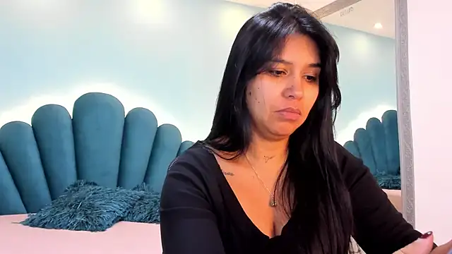 sharlott18 online show from December 3, 5:15 pm