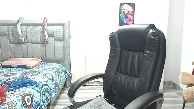 LAURA CRAIZY online show from November 2, 4:49 am