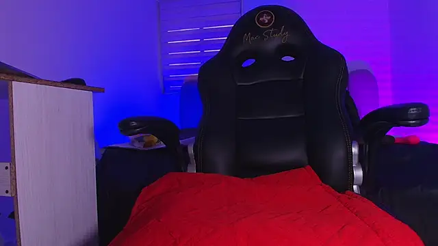 jones maddy  online show from November 20, 12:50 pm