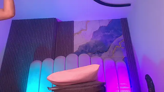 jones maddy  online show from January 9, 6:01 pm