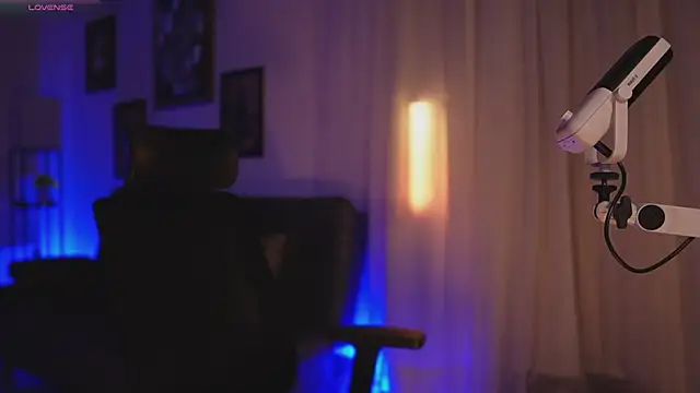 HannahW  online show from March 11, 10:23 pm