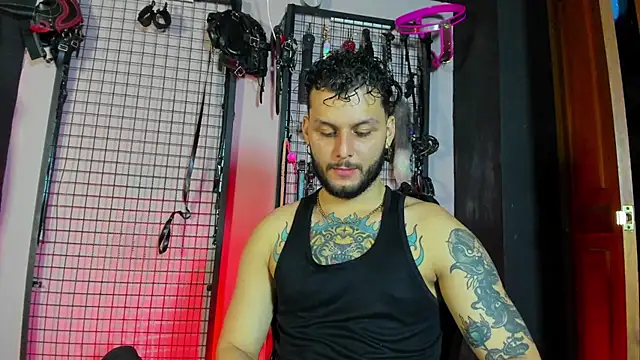 Twisted Fantasy online show from December 14, 4:40 am