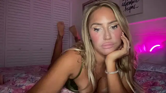 Snapshot of Fitnessbabe69 chatting on September 24, 8:02 am Fitnessbabe69 online show from September 24, 8:02 am