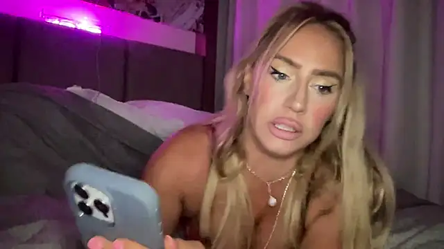 Snapshot of Fitnessbabe69 chatting on September 14, 9:18 am Fitnessbabe69 online show from September 14, 9:18 am